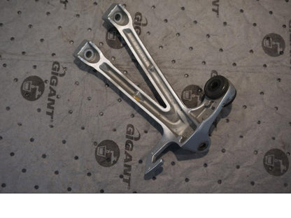 Baksidan på Fotpinnefäste från en Suzuki GSX-R 1000 -2008 motorcykel.