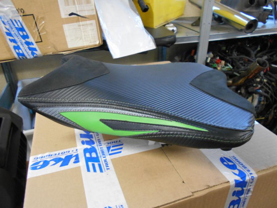 Baksidan på Sadel från en Kawasaki ZX-6R -2014 motorcykel.