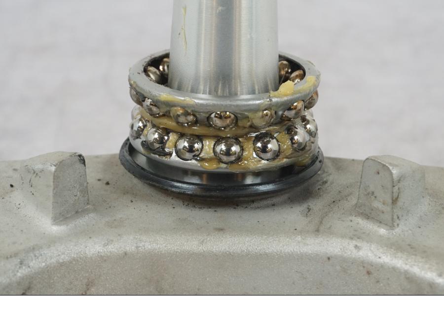 Vänster sida på Gaffelkrona från en Triumph Tiger Explorer -2013 motorcykel.