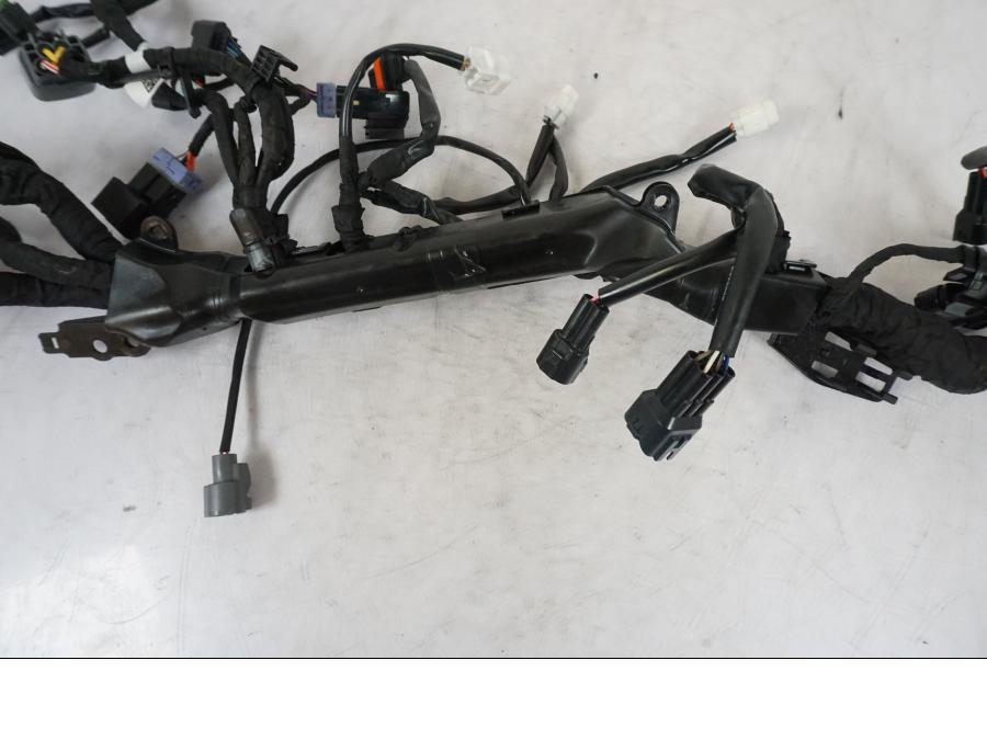 Vänster sida på Kabelstam från en KTM 1290 Super Duke R -2021 motorcykel.