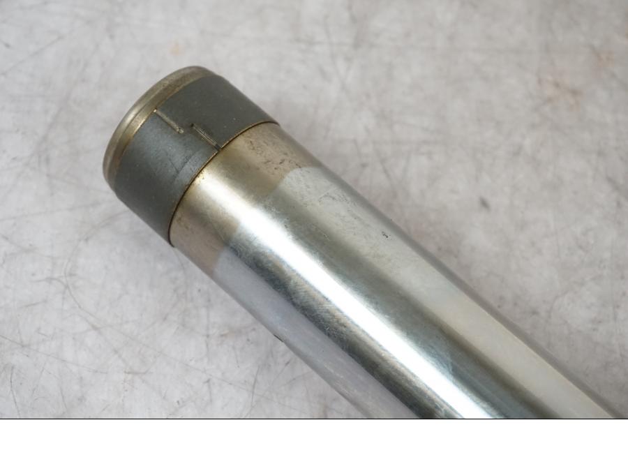 Snett nerifrån på Gaffelben från en Honda VTR 1000 F -2001 motorcykel.