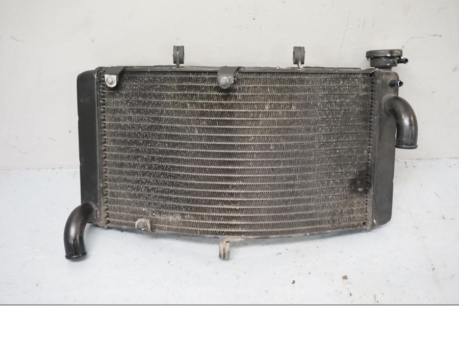 Baksidan på Vattenkyl från en Honda CBR 900 RR -1996 motorcykel.