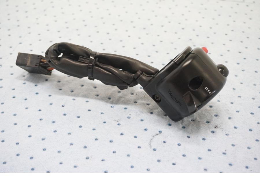 Baksidan på Styrelreglage från en Triumph Tiger -2001 motorcykel.