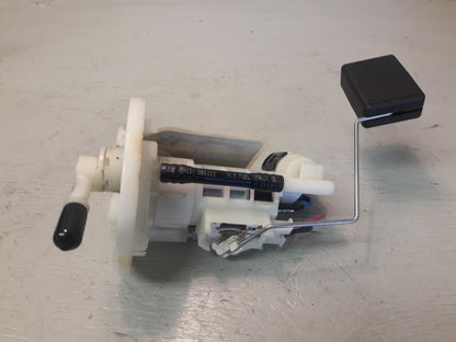 Baksidan på Bensinpump insprut från en Yamaha WR 125 -2010 motorcykel.