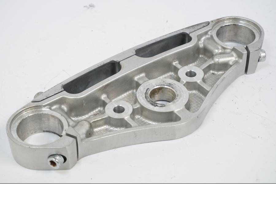 Snett nerifrån på Gaffelkrona från en Kawasaki VN 1500 -2002 motorcykel.