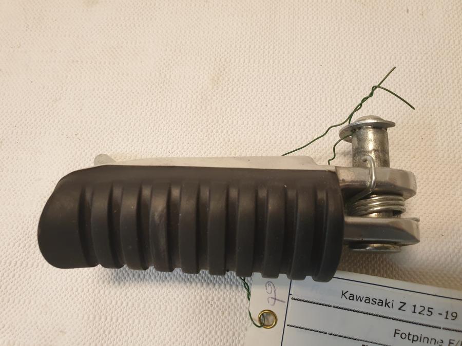 Framsidan på Fotpinne från en Kawasaki Z 125 -2019 motorcykel.