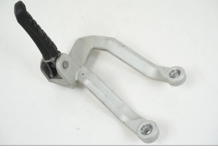 Framsidan på Fotpinnefäste från en KTM 990 SM -2009 motorcykel.