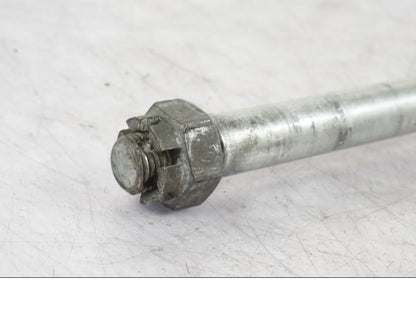 Baksidan på Axel från en Kawasaki KL 650A -1987 motorcykel.