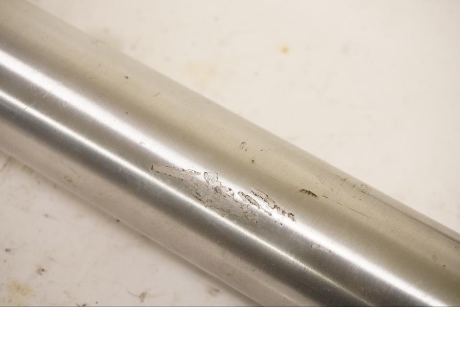 Snett uppifrån på Gaffelben från en Suzuki LS 650 -1996 motorcykel.