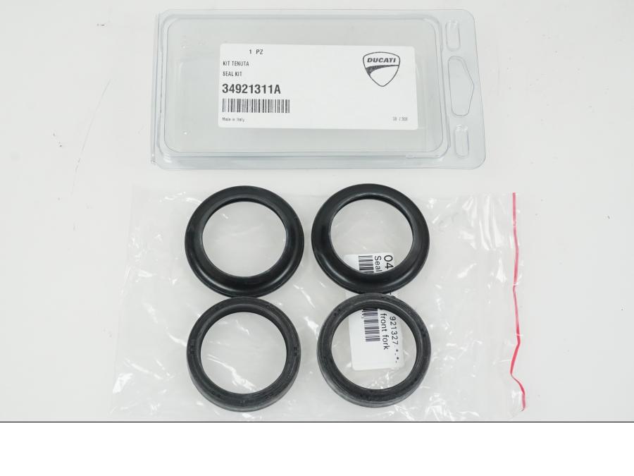 Baksidan på Gaffelben Öhlins från en Ducati Panigale V4S -2022 motorcykel.