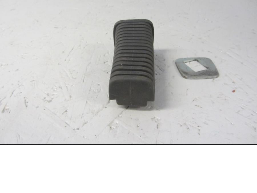 Vänster sida på Fotpinnegummi från en Suzuki VS 800 -2000 motorcykel.