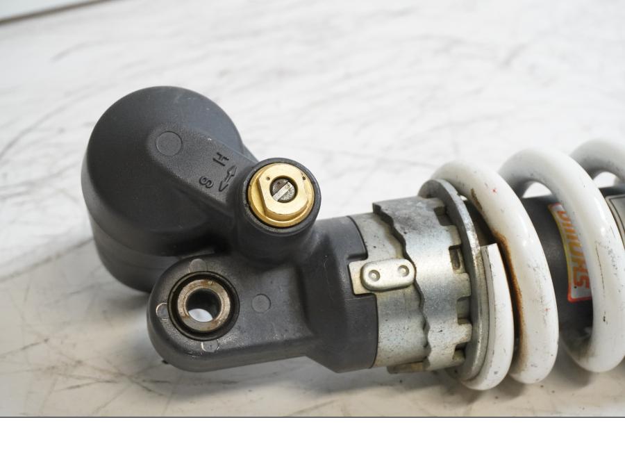 Snett uppifrån på Stötdämpare från en Honda CBR 900 RR -2000 motorcykel.