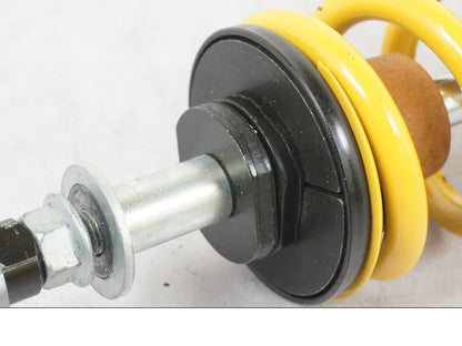 Snett nerifrån på Stötdämpare från en BMW R 1100 S -2001 motorcykel.