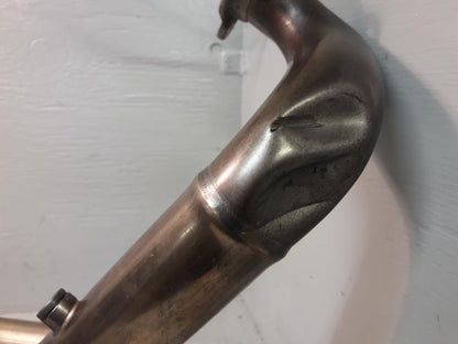 Höger sida på Grenrör från en KTM 1290 Super Duke -2016 motorcykel.