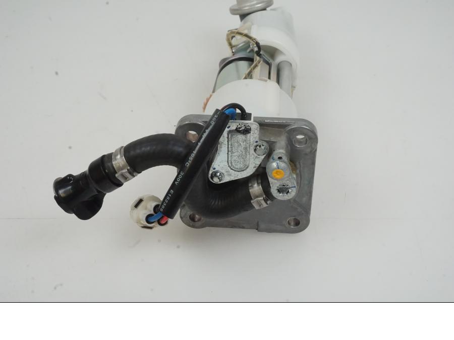 Höger sida på Bensinpump insprut från en KTM 1290 Super Duke -2019 motorcykel.