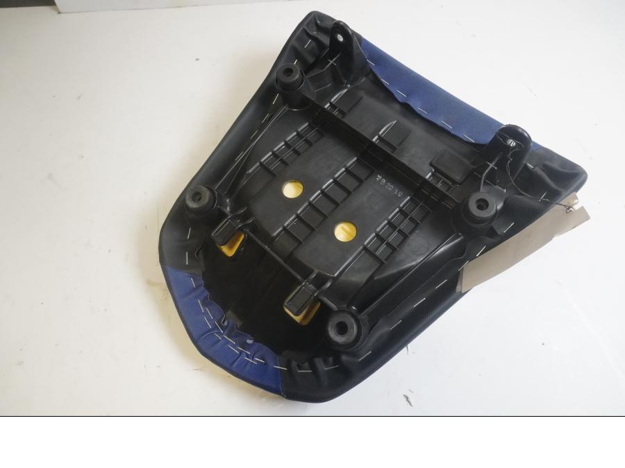 Höger sida på Sadel från en Honda CRF 1000 Africa Twin -2016 motorcykel.