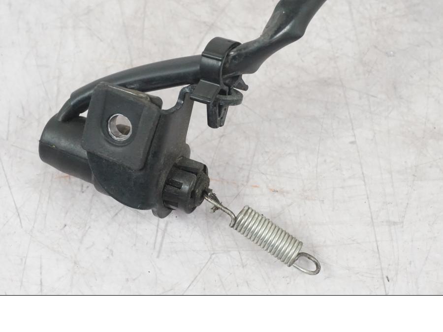 Snett uppifrån på Bromsljuskontakt från en Yamaha MT-09 -2016 motorcykel.