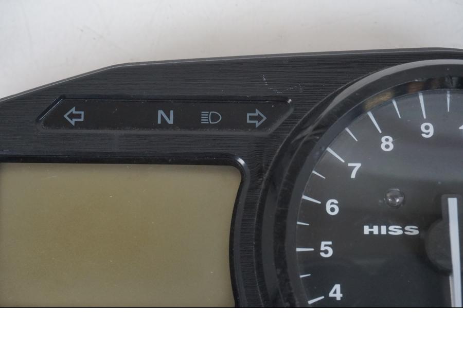 Snett uppifrån på <p>Instrumentpanel till Honda CBR 900 RR 2000.</p>

<p>Lite lacksläpp se bild 3.</p>

<p>Samt att fäste är avbrutet se bild 2 och 3.</p>

<p>Fäste på baksidan avbrutet se bilder.</p>

<p>Samt stor bit har brutits av se sista bilden.</p>

<p>Repor.</p>

<p>Okej skick.</p> motorcykel.