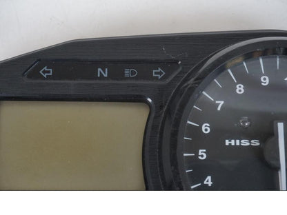 Snett uppifrån på <p>Instrumentpanel till Honda CBR 900 RR 2000.</p>

<p>Lite lacksläpp se bild 3.</p>

<p>Samt att fäste är avbrutet se bild 2 och 3.</p>

<p>Fäste på baksidan avbrutet se bilder.</p>

<p>Samt stor bit har brutits av se sista bilden.</p>

<p>Repor.</p>

<p>Okej skick.</p> motorcykel.