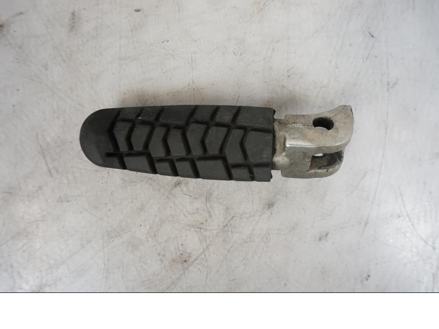 Snett nerifrån på Fotpinne från en KTM 690 Duke -2014 motorcykel.