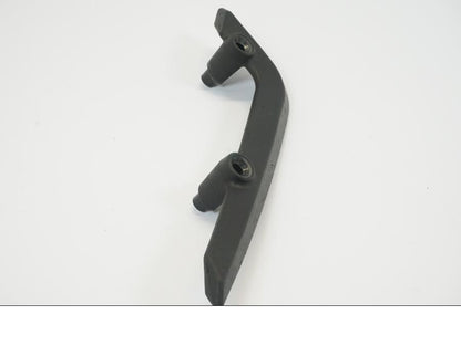 Framsidan på Passagerarhandtag från en KTM 690 Duke -2008 motorcykel.