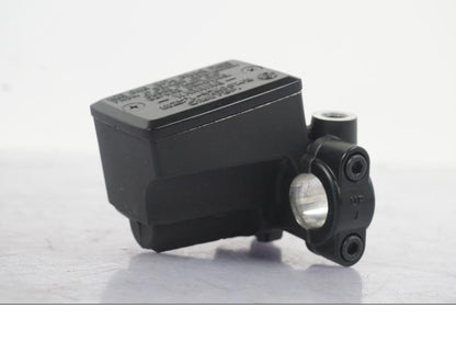 Snett nerifrån på Bromshuvudcylinder från en Yamaha MT-09 -2016 motorcykel.