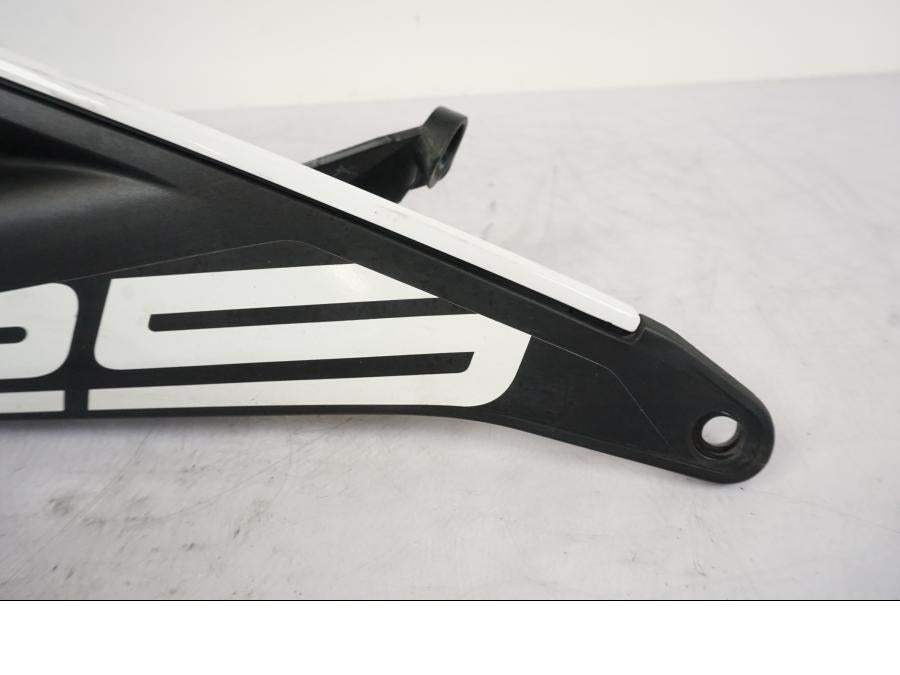 Höger sida på Bakvinge från en KTM 125 Duke -2017 motorcykel.