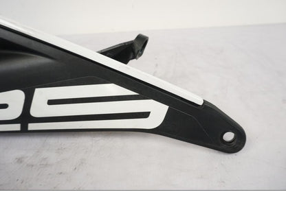 Höger sida på Bakvinge från en KTM 125 Duke -2017 motorcykel.