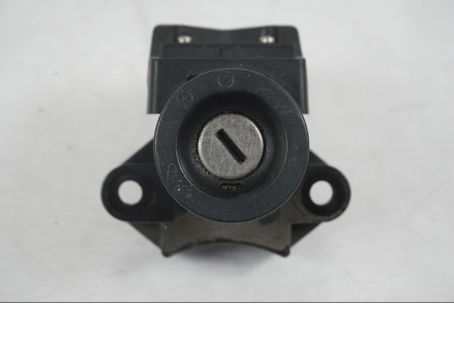 Extrabild4 på <p>Låssats från BMW R 1200 GS 2006.</p>

<p>1st nyckel, plastnyckel, tändningslås, sadellås och tanklock.</p>

<p>Repor finns på tanklocket se bild.</p> motorcykel.