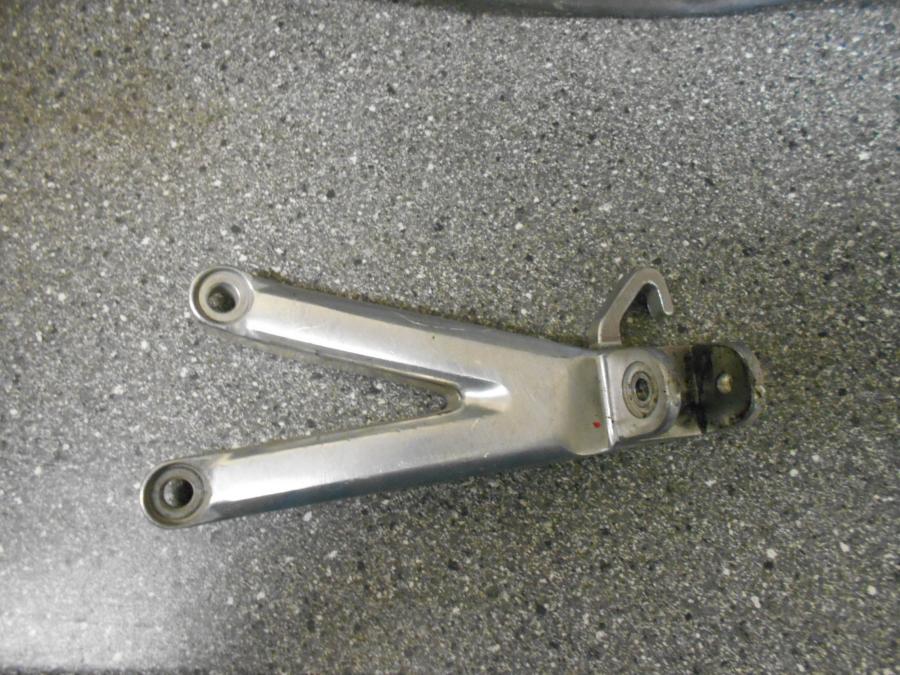 Framsidan på Fotpinnefäste från en Yamaha YZF R6 -1999 motorcykel.