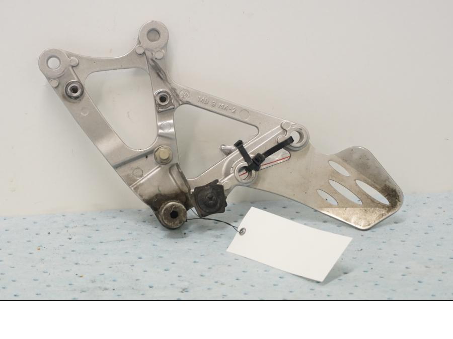 Baksidan på Fotpinnefäste från en Yamaha YZF 1000 R1 -2010 motorcykel.