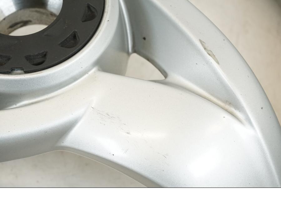 Vänster sida på Fälg från en BMW F 650 CS -2003 motorcykel.