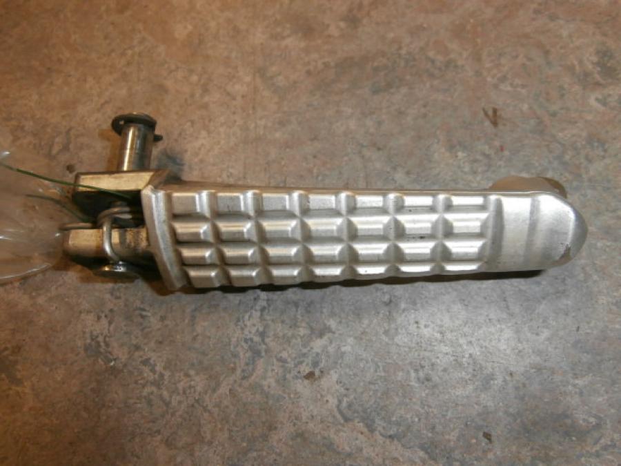 Framsidan på Fotpinne från en Triumph Daytona 650 -2005 motorcykel.