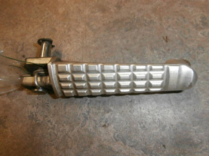 Framsidan på Fotpinne från en Triumph Daytona 650 -2005 motorcykel.