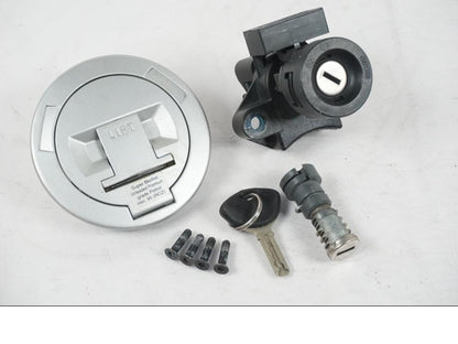 Framsidan på <p>Låssats från BMW F 800 R 2011.</p>

<p>Tändningslås, antenn, tanklock med repor, sadellås och 1st nyckel. Ytliga repor finns på tanklocket.</p> motorcykel.