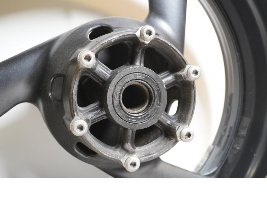 Baksidan på Fälg från en Yamaha YZF 1000 R -2001 motorcykel.