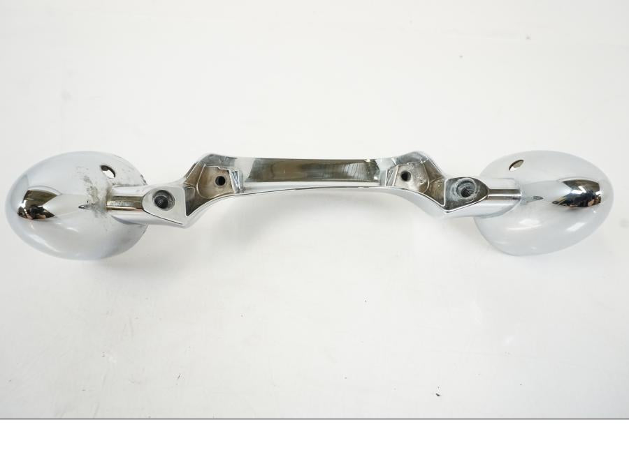 Snett nerifrån på Blinkersfästekromkåpa från en H-D FLHC -2018 motorcykel.