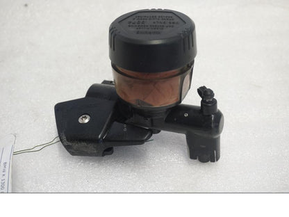 Baksidan på Bromshuvudcylinder från en BMW K 1300 R -2011 motorcykel.