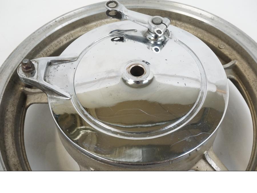 Baksidan på Fälg från en Yamaha XV 1100 -1993 motorcykel.