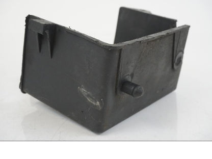 Snett nerifrån på Batterihållare från en Aprilia RS 125 -2008 motorcykel.