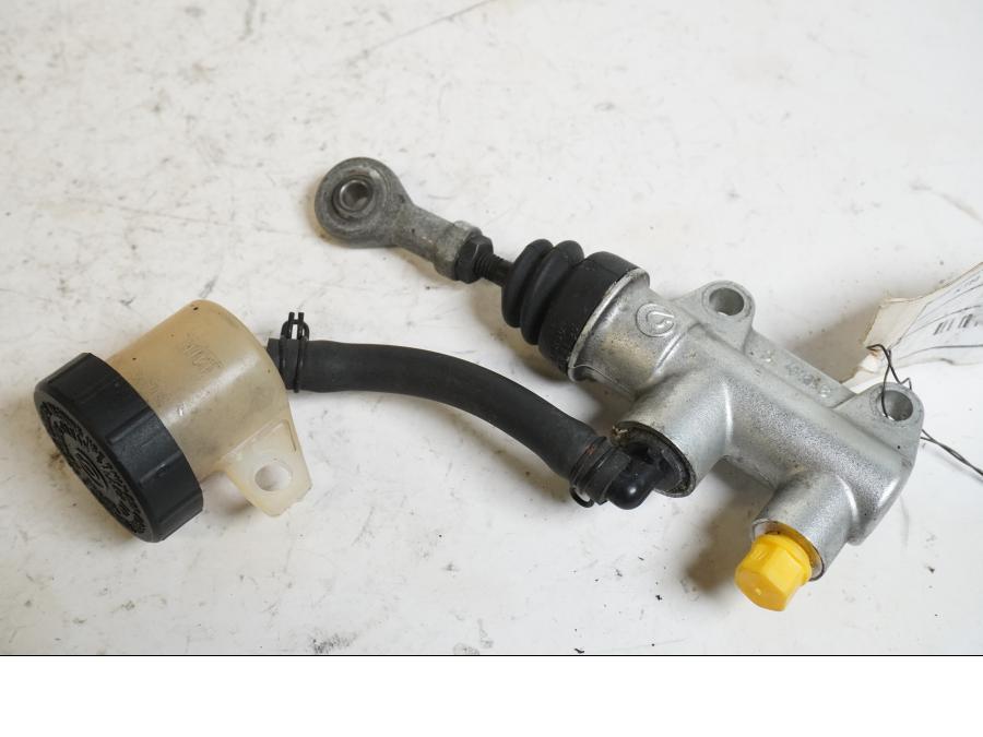 Framsidan på Bromshuvudcylinder från en KTM 990 Super Duke -2006 motorcykel.