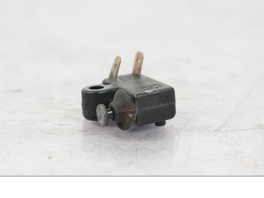 Baksidan på Bromsljuskontakt från en Yamaha XVS 1100 -2000 motorcykel.