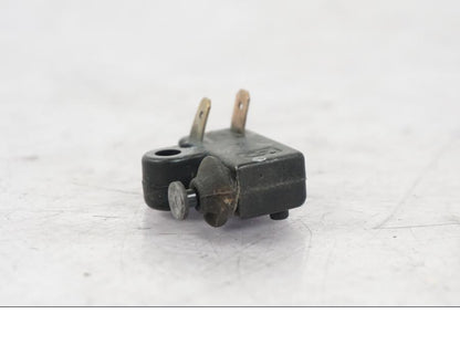 Baksidan på Bromsljuskontakt från en Yamaha XVS 1100 -2000 motorcykel.