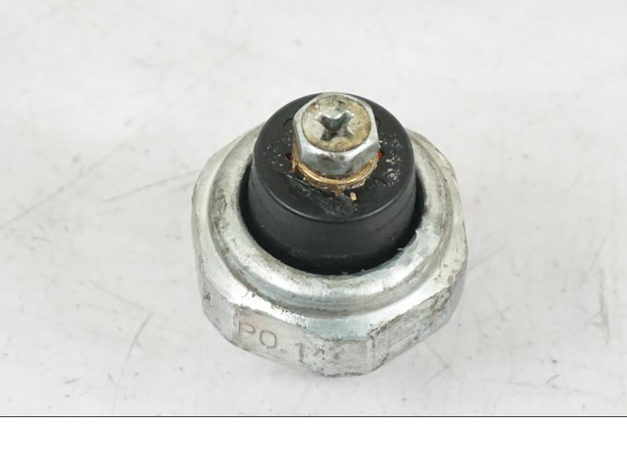 Baksidan på Oljetryckgivare från en Kawasaki Z 900 -2019 motorcykel.