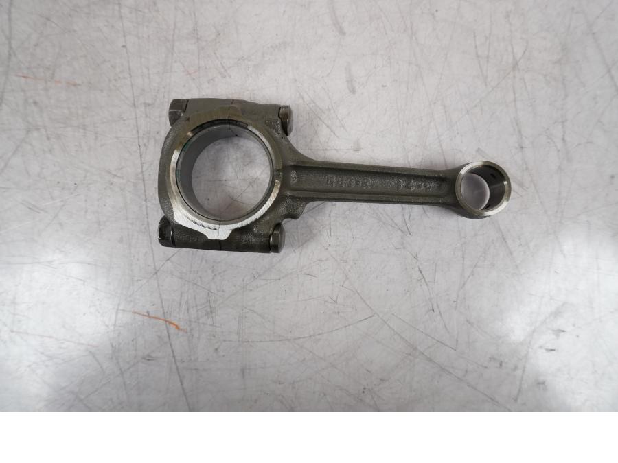 Framsidan på Vevstake från en Honda VFR 800 -2005 motorcykel.