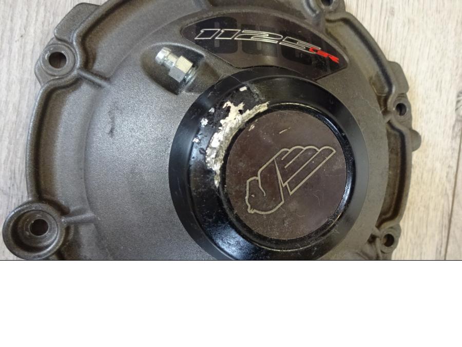 Baksidan på Kopplingskåpa från en Buell 1125 CR -2009 motorcykel.