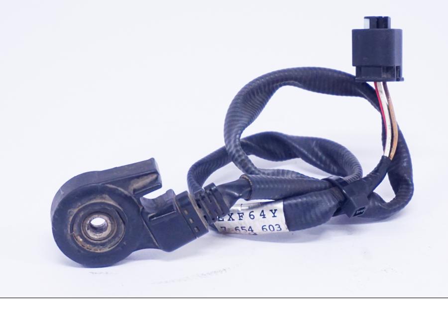 Baksidan på Sidostödsbrytare från en BMW G 650 GS -2011 motorcykel.