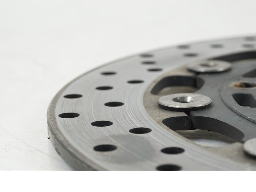 Vänster sida på Bromsskiva från en Yamaha YZF R6 -1999 motorcykel.