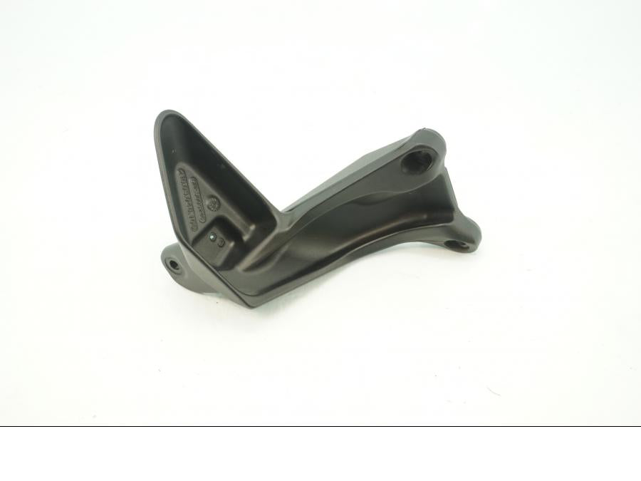 Baksidan på Fotpinnefäste från en Husqvarna Vitpilen 701 -2018 motorcykel.