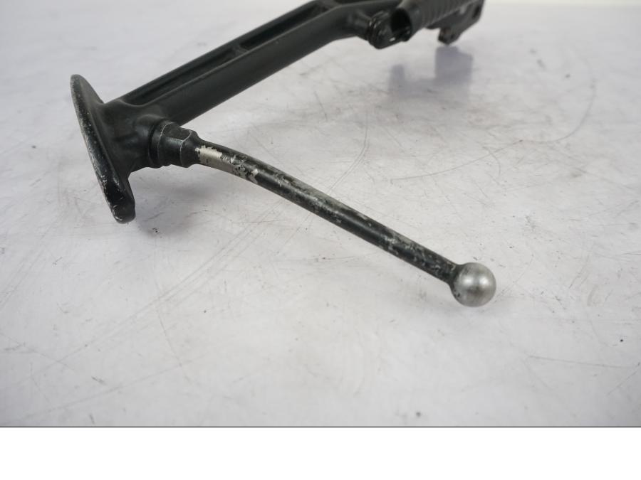 Snett nerifrån på Sidostöd från en KTM 1290 Super Duke -2019 motorcykel.